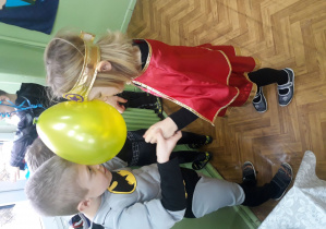 Chłopiec z dziewczynką podczas zabawy taniec z balonem